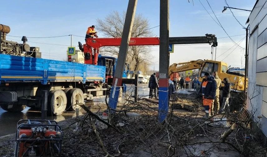 В АРМАВИРЕ СОТРУДНИКИ МЧС ПОМОГАЮТ УСТРАНЯТЬ ПОРЫВ ВОДОПРОВОДА
