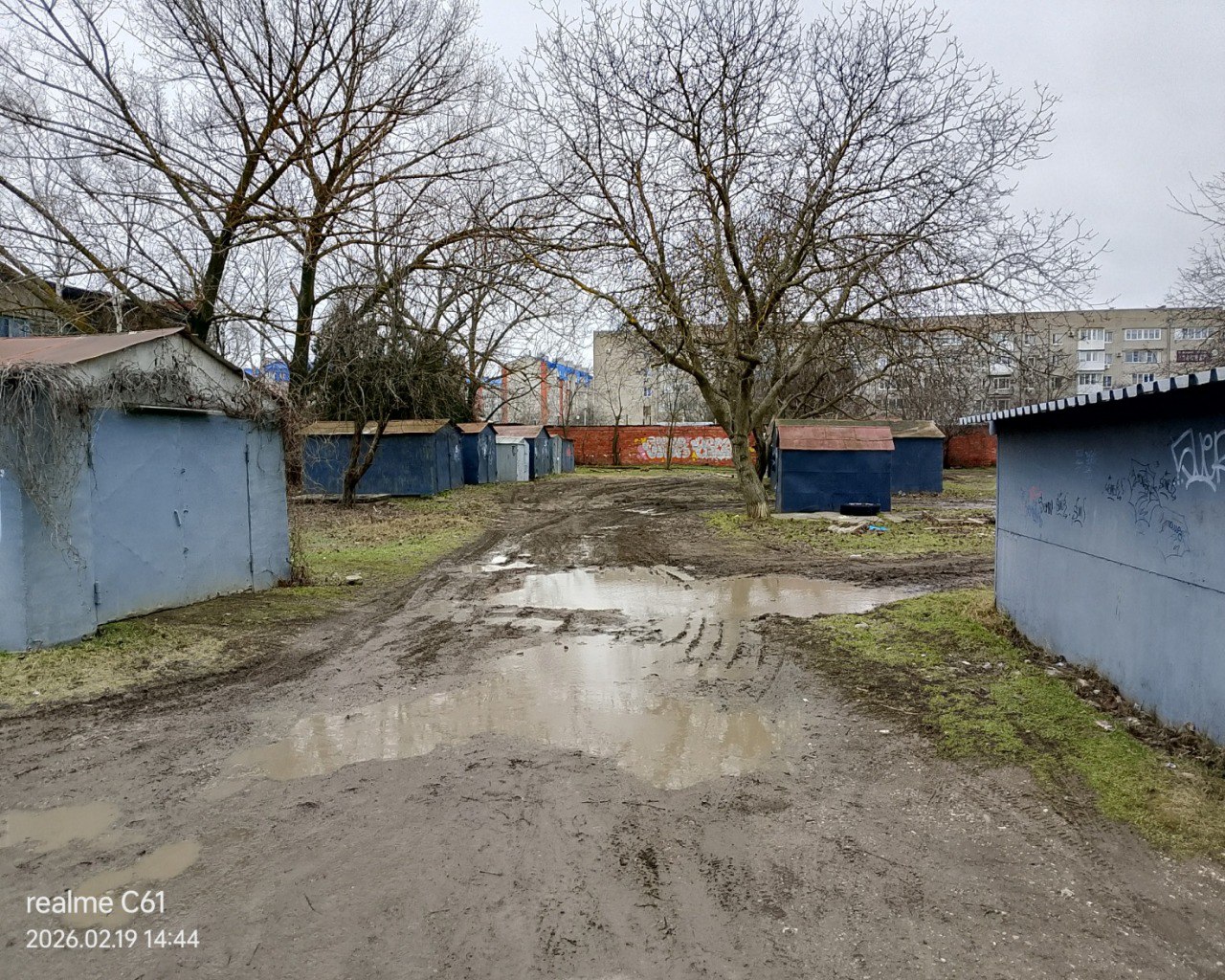 Администрация Ейского городского поселения Ейского района обращается к владельцам металлических гаражных боксов, расположенных в районе МБОУ СОШ № 7 им.Н.И. Павленко по улице Красной, 47/6 в городе Ейске