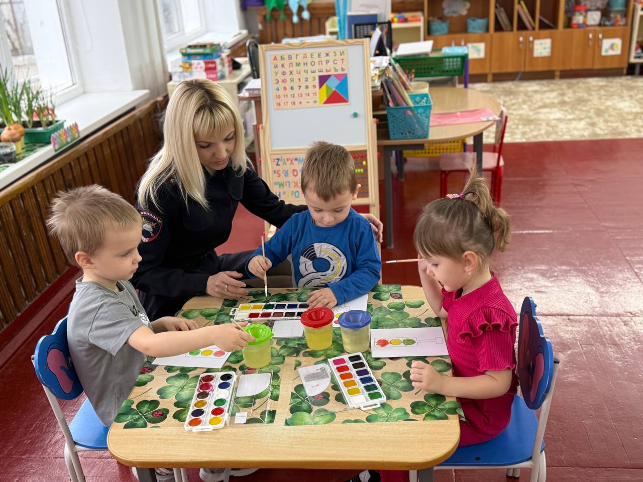 Сотрудники Госавтоинспекции Щербиновского района проводят уроки безопасности для дошколят Сотрудники Госавтоинспекции Щербиновского района проводят уроки безопасности для дошколят