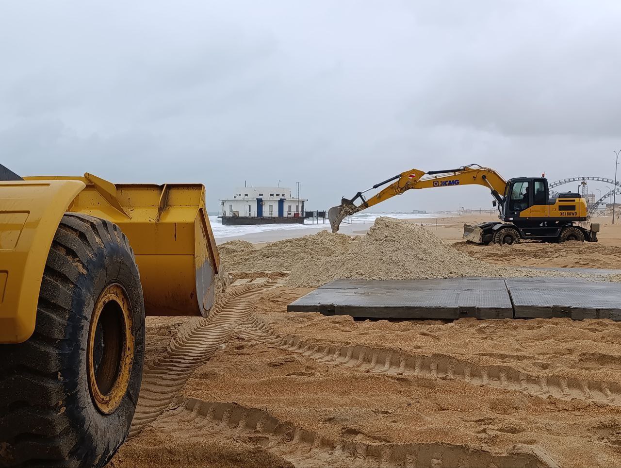 Первые самосвалы с песком прибыли на пляж в селе Витязево Первые самосвалы с песком прибыли на пляж в селе Витязево