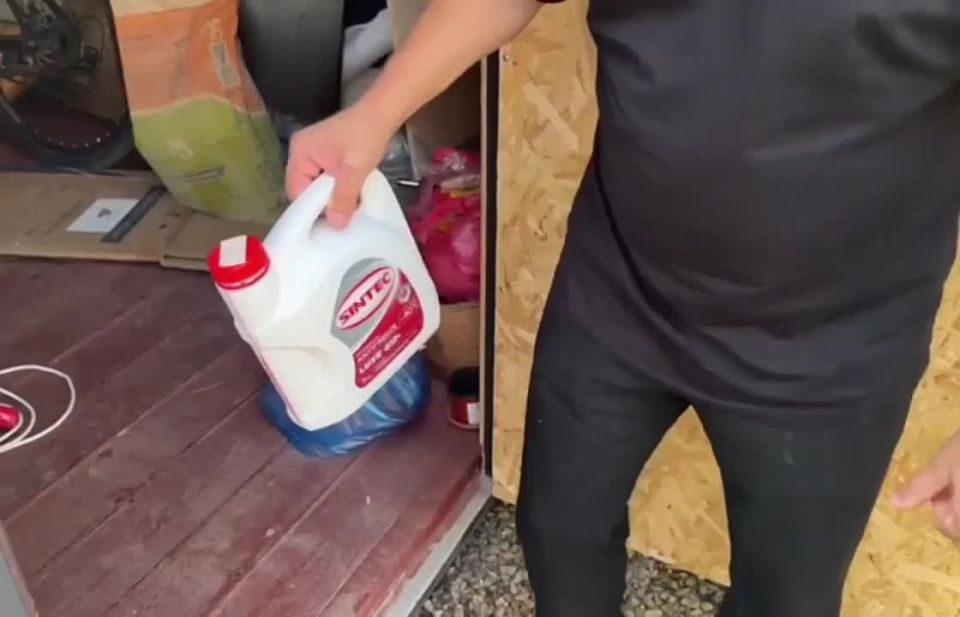 Краснодарские зумеры подожгли электрощит на станции за деньги