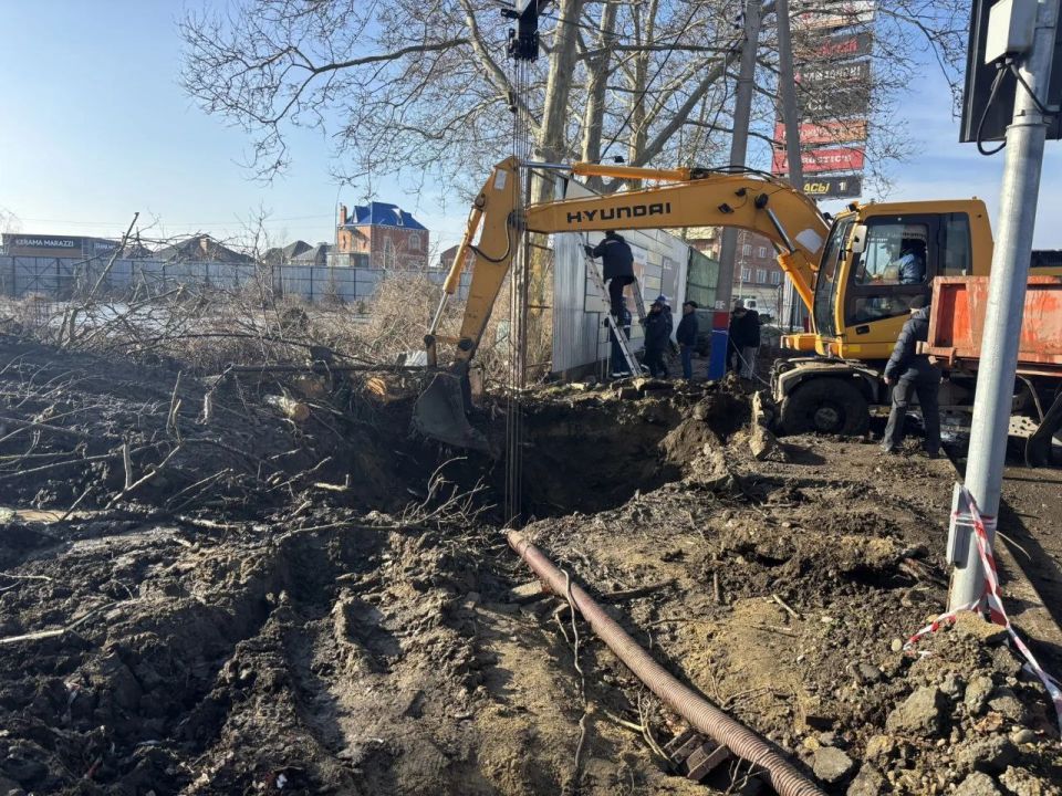 В АРМАВИРЕ ДЛЯ УСТРАНЕНИЯ ПОРЫВА НА ВОДОПРОВОДЕ ВЫРЫТ КОТЛОВАН ПЛОЩАДЬЮ 63 КВ. М