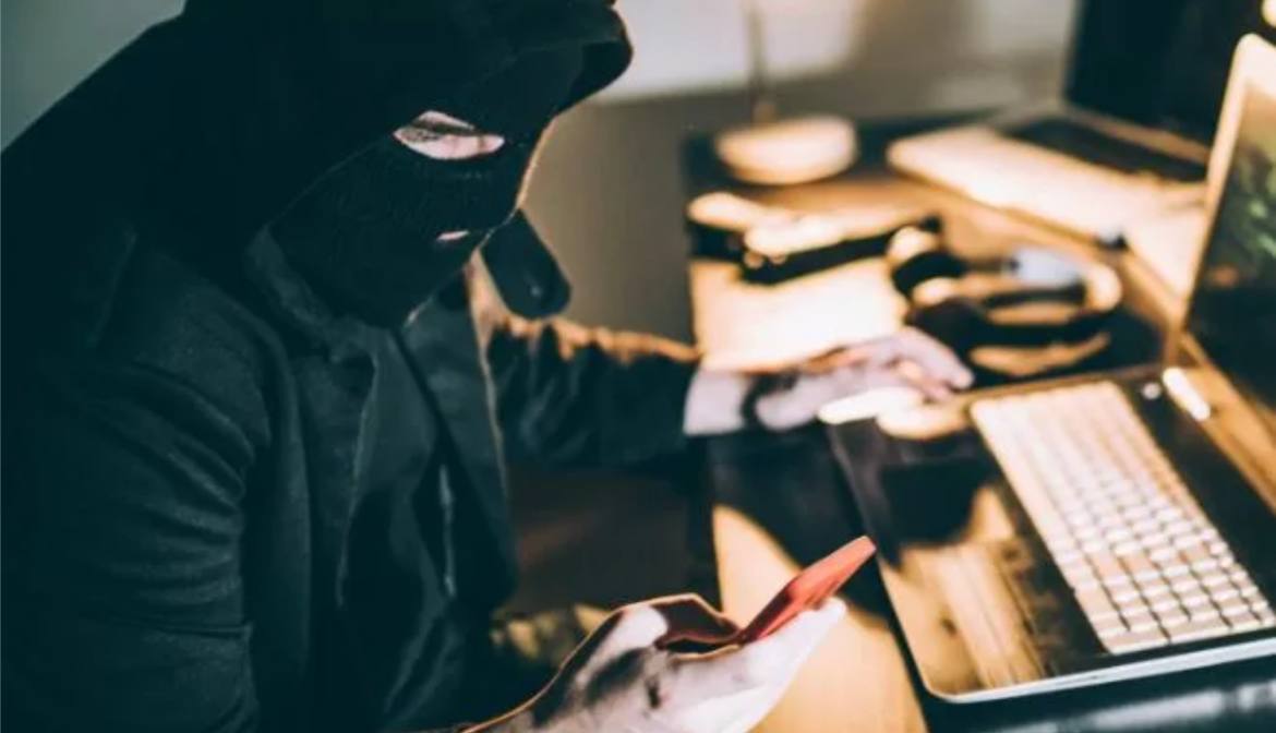 Мошенники начали звонить россиянам в мессенджерах, представляясь соседями