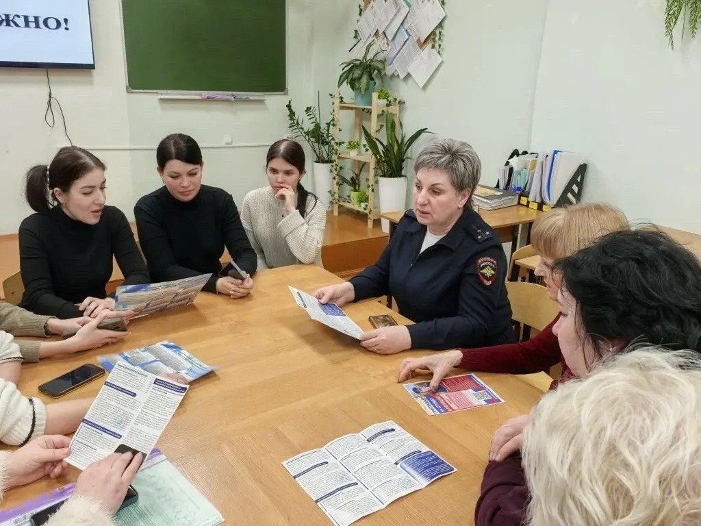 В рамках профилактических мероприятий «Декада дорожной безопасности детей», проектов «Безопасность дорожного движения»,и «Инфраструктура для жизни», сотрудник Госавтоинспекции Ейского района посетила 2 корпус ГБПОУ КК ЕПК...