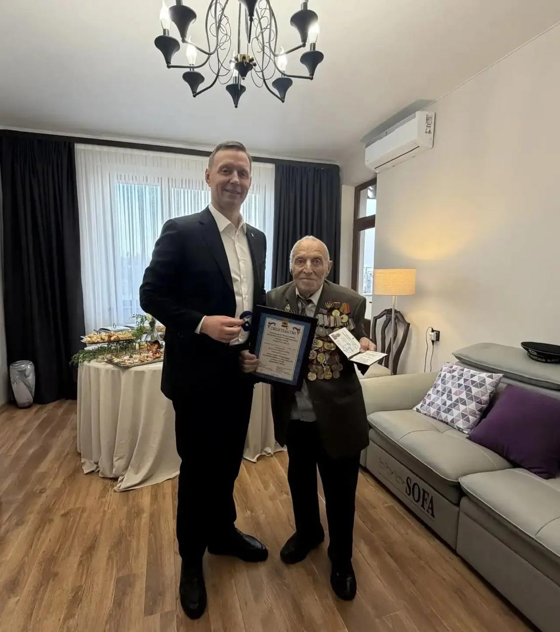 Андрей Кравченко вручил удостоверения «Почетный гражданин города-героя Новороссийска» ветеранам из Армении Андрей Кравченко вручил удостоверения «Почетный гражданин города-героя Новороссийска» ветеранам из Армении