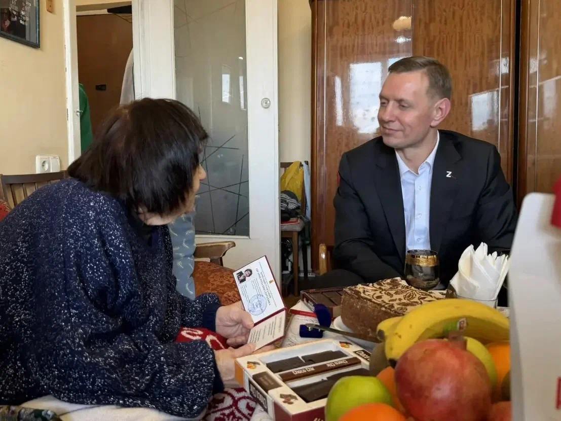 Андрей Кравченко вручил удостоверения «Почетный гражданин города-героя Новороссийска» ветеранам из Армении Андрей Кравченко вручил удостоверения «Почетный гражданин города-героя Новороссийска» ветеранам из Армении