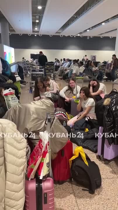 Все рейсы отменили в аэропорту Дубая на фоне ударов США и Израиля по Ирану