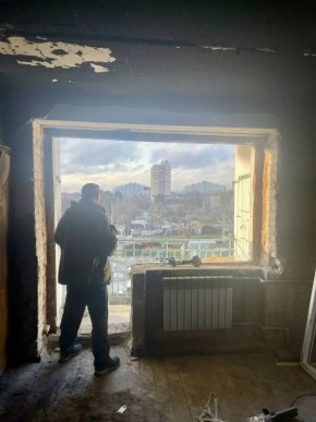 В домах по улице Новороссийской приступили к замене поврежденных после атаки БПЛА окон