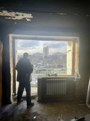 В домах на улице Новороссийской начали менять выбитые окна