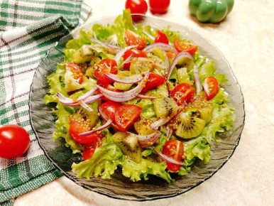 Салат из помидоров и киви: легкость и вкус в одном блюде