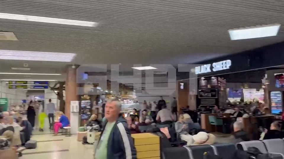 Обстановка в аэропорту Сочи, где задержано около 100 рейсов и более шести часов действуют ограничения на приём и вылет самолётов