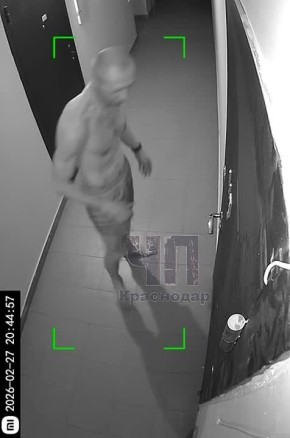 Тарабанит в дверь и дергает ручку