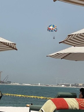 Российские туристы в Дубае продолжают летать на парашютах и отдыхать на пляжах несмотря на обстрелы