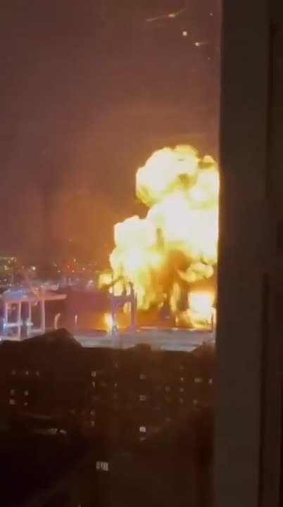 В В Новороссийске с ночи тушат пожар на топливном терминале, возникший ночью в результате атаки беспилотников, сообщает оперштаб