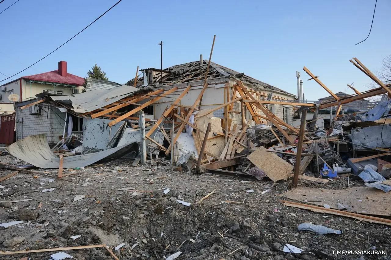 Украинские беспилотники ночью атаковали Новороссийск, в городе введен режим чрезвычайной ситуации Украинские беспилотники ночью атаковали Новороссийск, в городе введен режим чрезвычайной ситуации