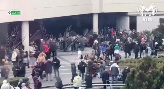 Толкучка в аэропорту Сочи уже больше суток