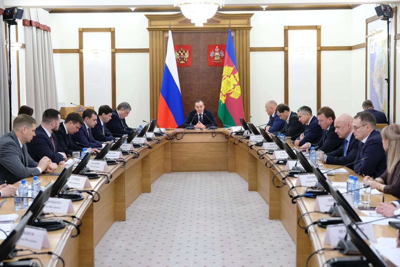 Вениамин Кондратьев: На ежемесячном планерном совещании помимо социально-экономических вопросов детально обсудили организацию школьного питания