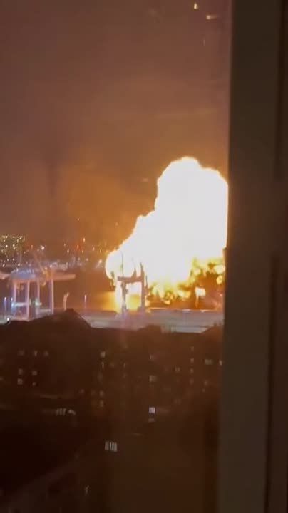 В порту Новороссийска взорван нефтяной терминал начался пожар