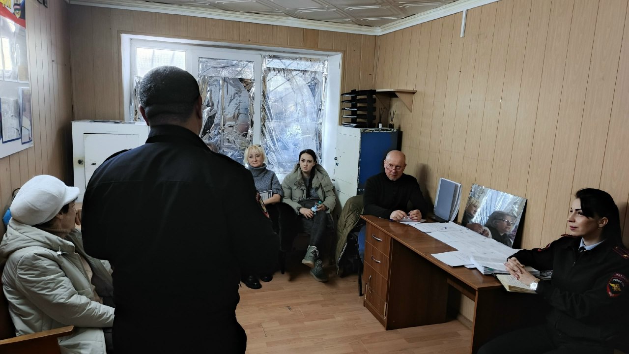 В рамках отчётных мероприятий участковых уполномоченных полиции по итогам деятельности за 2025 год, проводимых отделом ОМВД по Ейскому району в течение февраля, были приглашены представители администрации и общественности...