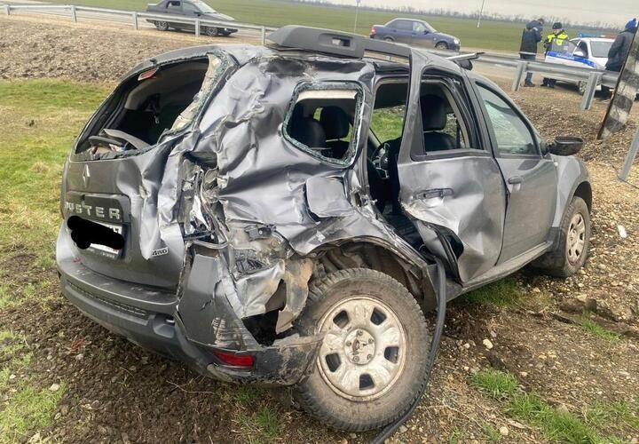 На Кубани иномарка, которой управлял 80-летний водитель, столкнулась с поездом