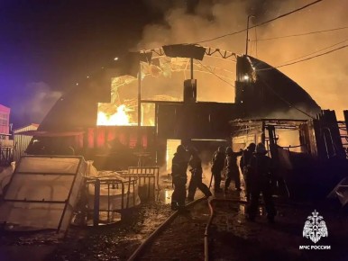 Склады с пластиком вспыхнули на площади 600 кв. м в Краснодаре
