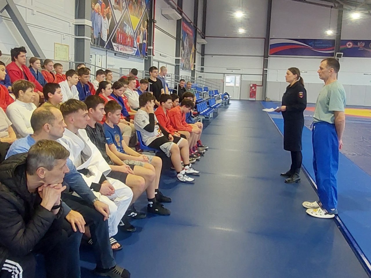 В Ейске сотрудники полиции и общественники проводят мероприятия в рамках кампании «Антидроп» В Ейске сотрудники полиции и общественники проводят мероприятия в рамках кампании «Антидроп»