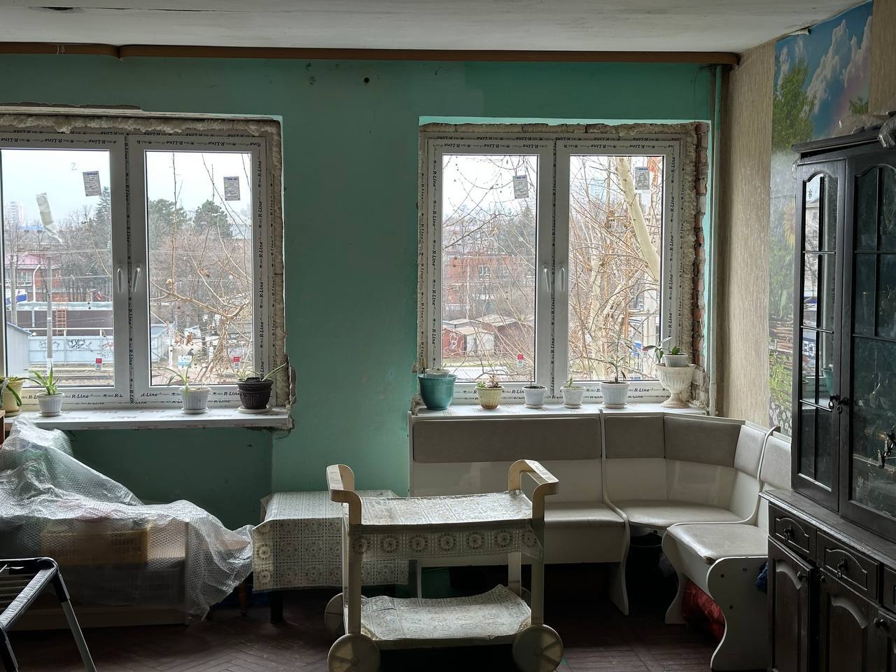 Специалисты завершили остекление домов, пострадавших от падения обломков БПЛА в Краснодаре Специалисты завершили остекление домов, пострадавших от падения обломков БПЛА в Краснодаре