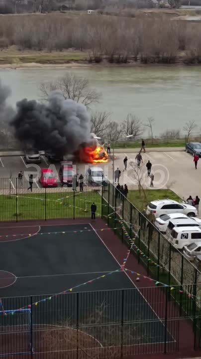 На видео попал загоревшийся автомобиль в Краснодаре