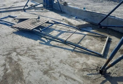 Рабочий сломал ногу упав с высоты на стройке в Новороссийске