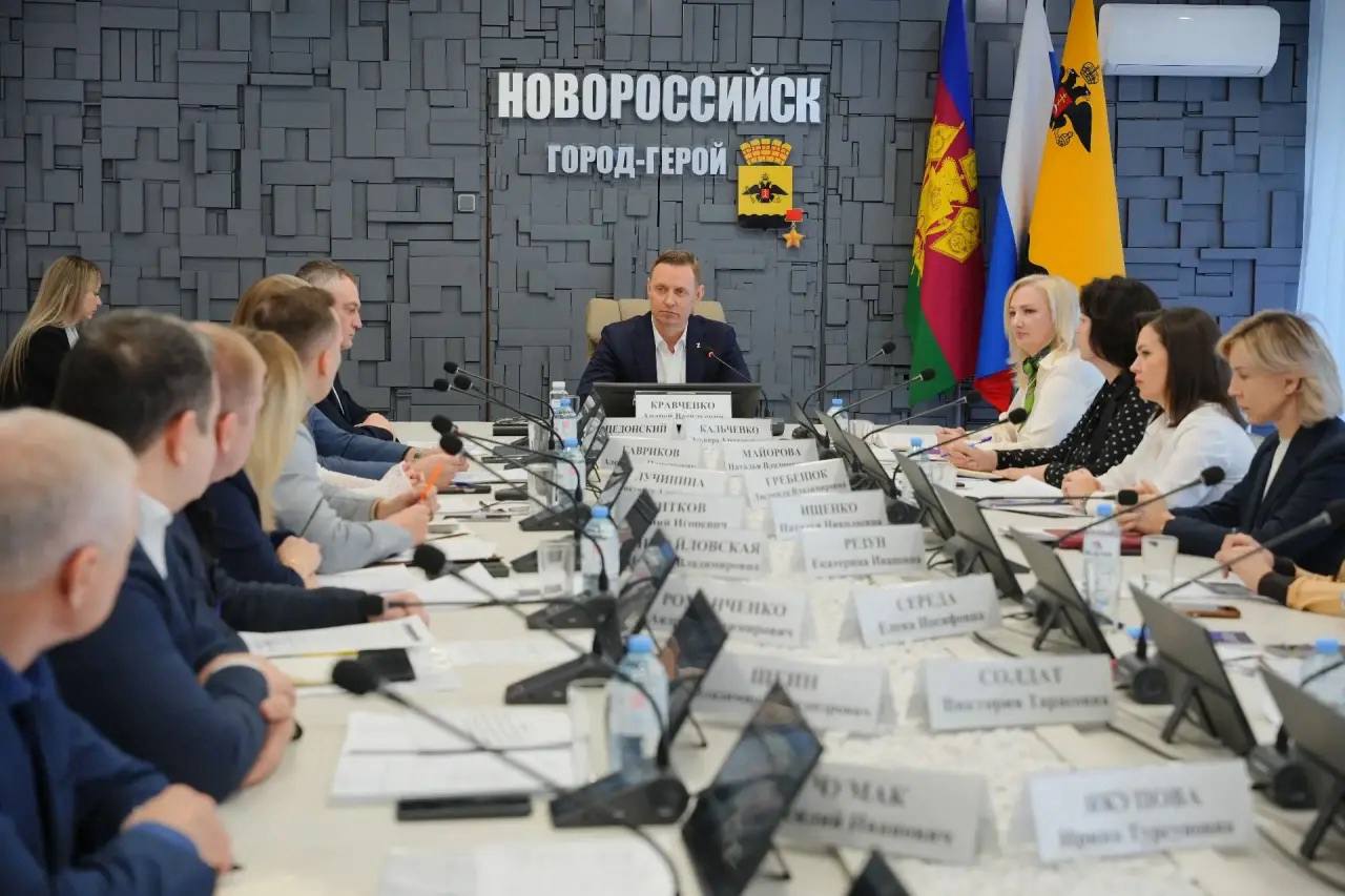 Андрей Кравченко: На планерном совещании:. Продолжаются поквартирные обходы и сбор пакетов документов для оказания материальной помощи жителям, пострадавшим во время массированной атаки на Новороссийск Андрей Кравченко: На планерном совещании:. Продолжаются поквартирные обходы и сбор пакетов документов для оказания материальной помощи жителям, пострадавшим во время массированной атаки на Новороссийск