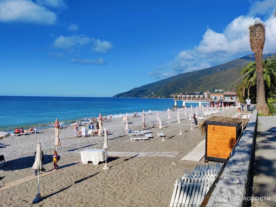 Самый бюджетные варианты размещения по тарифу "все включено" на черноморском побережье этим летом предлагает Абхазия, рассказали РИА Новости туроператоры