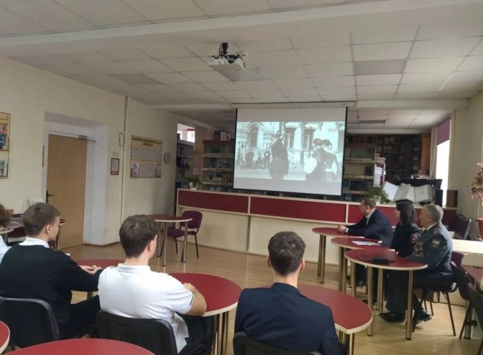 Сотрудники Госавтоинспекции города Новороссийска совместно ветераном МВД провели «круглый стол» по вопросам безопасности дорожного движения