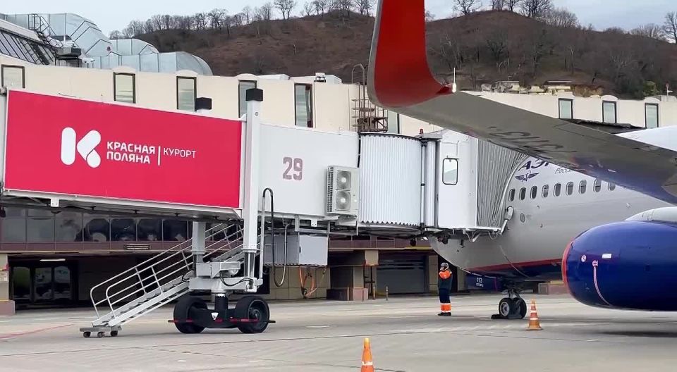 Аэропорт Сочи работает в усиленном режиме: ведется непрерывное обслуживание воздушных судов на прием и вылет