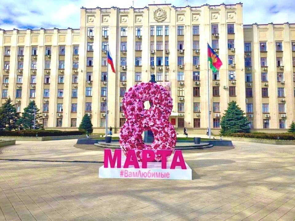 У краевой администрации появилась праздничная инсталляция