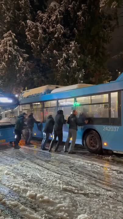 Водители в Красной Поляне (Сочи) не были готовы к нагрянувшему снегу