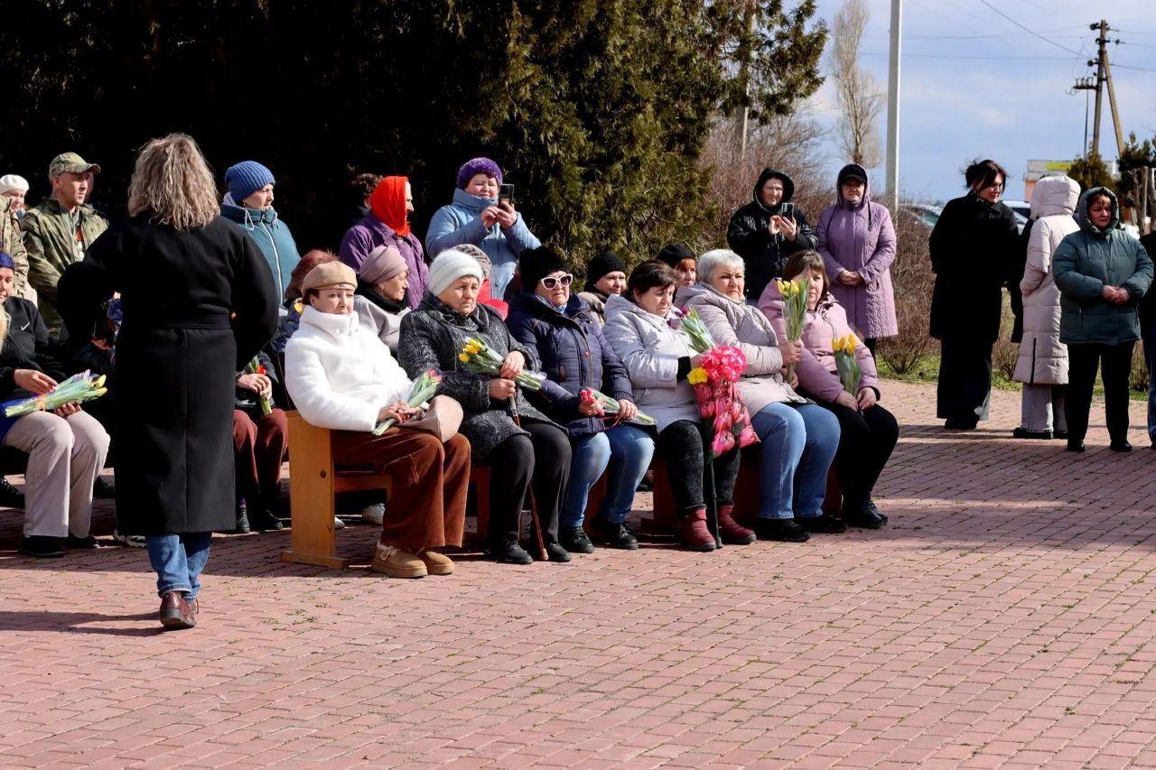 В преддверии международного дня 8 марта на территории сквера в пос В преддверии международного дня 8 марта на территории сквера в пос