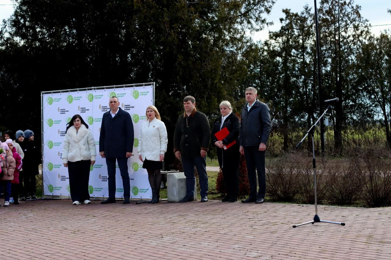 В преддверии международного дня 8 марта на территории сквера в пос В преддверии международного дня 8 марта на территории сквера в пос