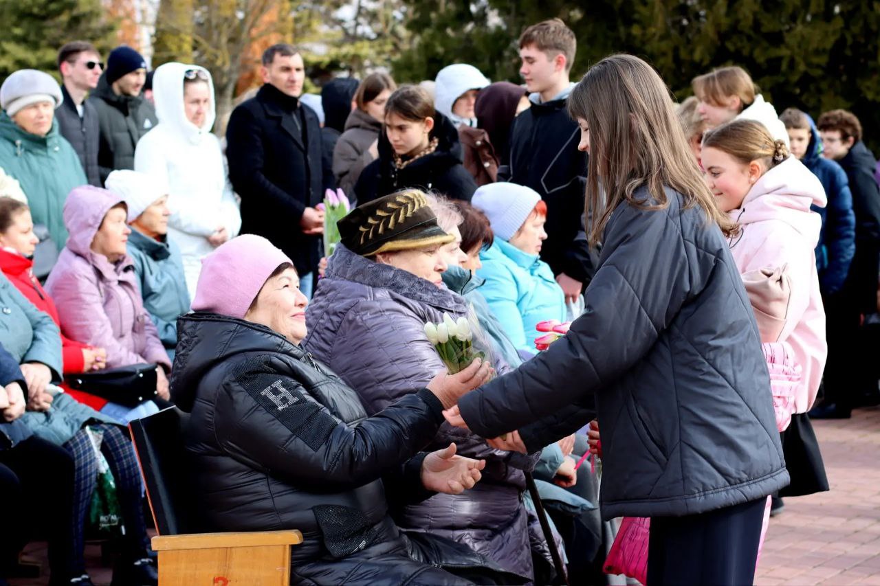 В преддверии международного дня 8 марта на территории сквера в пос В преддверии международного дня 8 марта на территории сквера в пос