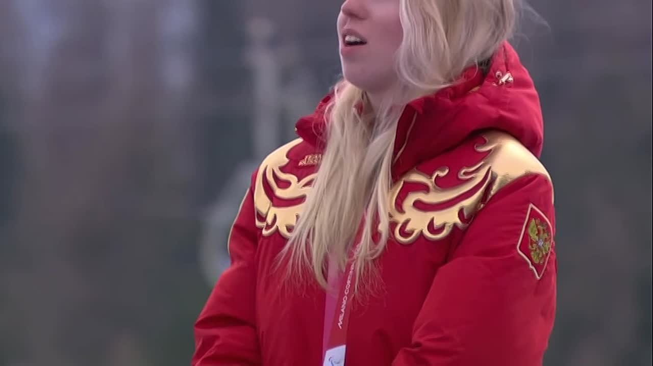 Гимн России прозвучал на церемонии награждения на Паралимпиаде в Италии впервые за 12 лет в честь победы горнолыжницы Варвары Ворончихиной