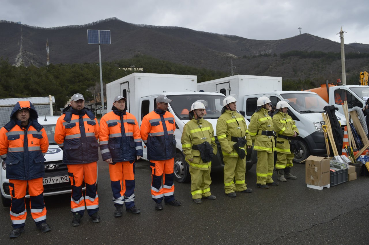 В Геленджике прошёл смотр сил и средств экстренных служб В Геленджике прошёл смотр сил и средств экстренных служб