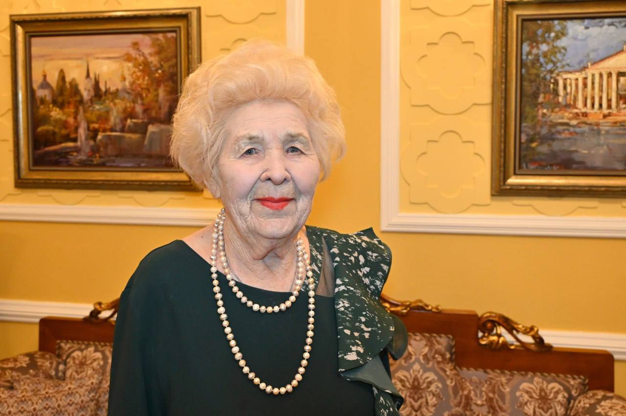 Глава города Андрей Прошунин и председатель Городского Собрания Сочи Виктор Филонов поздравили с Международным женским днем заслуженного работника сферы образования Веру Андреевну Шибалову Глава города Андрей Прошунин и председатель Городского Собрания Сочи Виктор Филонов поздравили с Международным женским днем заслуженного работника сферы образования Веру Андреевну Шибалову