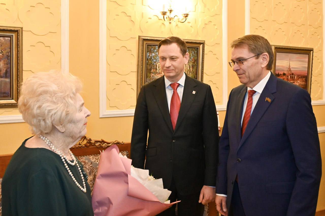 Глава города Андрей Прошунин и председатель Городского Собрания Сочи Виктор Филонов поздравили с Международным женским днем заслуженного работника сферы образования Веру Андреевну Шибалову Глава города Андрей Прошунин и председатель Городского Собрания Сочи Виктор Филонов поздравили с Международным женским днем заслуженного работника сферы образования Веру Андреевну Шибалову