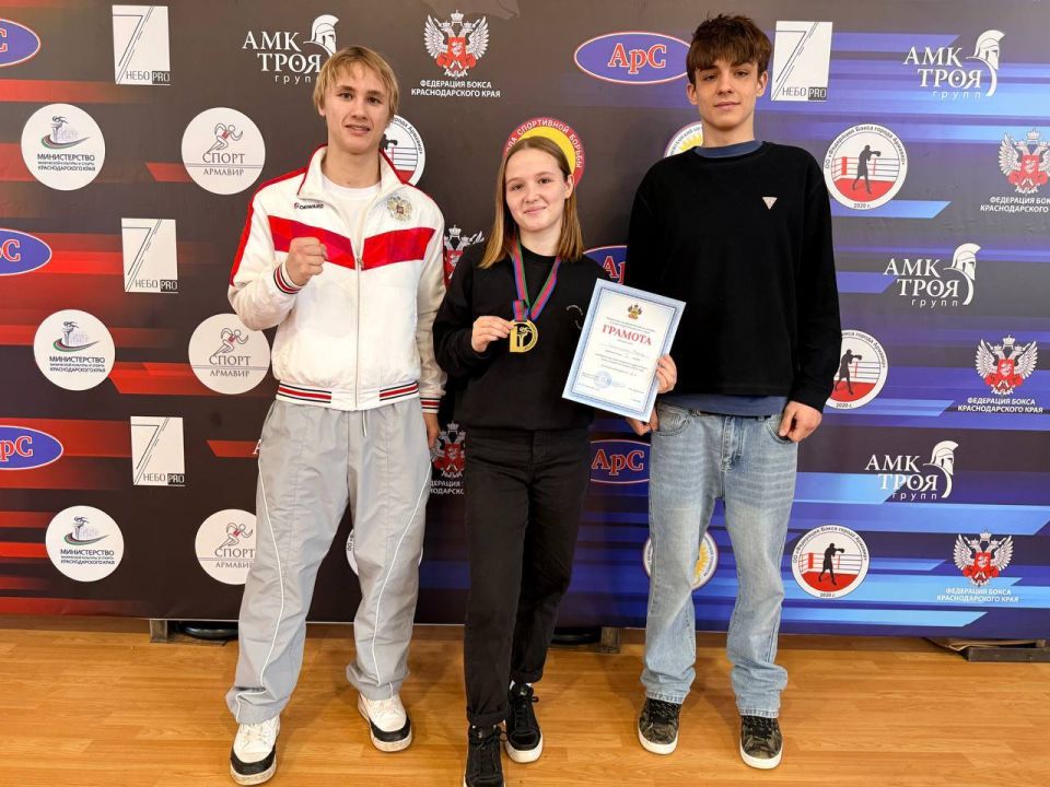 Боксёры МБУ СШ ДО «Олимп» первые дни весны встретили зрелищными, самоотверженными боями на первенстве Краснодарского края среди юниоров и юниорок (17-18лет) (19-22г.)по боксу, которое пришло с 1 по 7 марта в Армавире