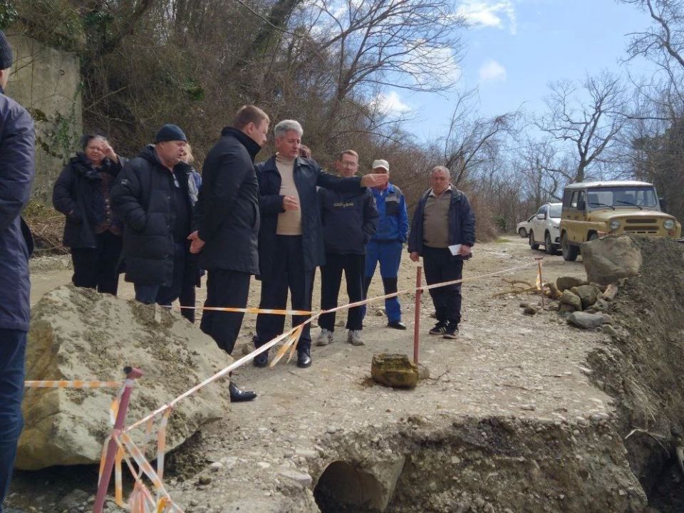 Альтернативную дорогу организовали в два поселка под Туапсе из-за обвала грунта