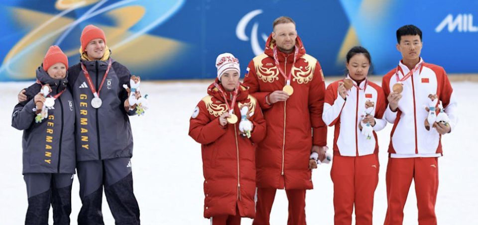 Немецкие паралимпийцы демонстративно отказались фотографироваться с русскими лыжниками и сторонились их при награждении