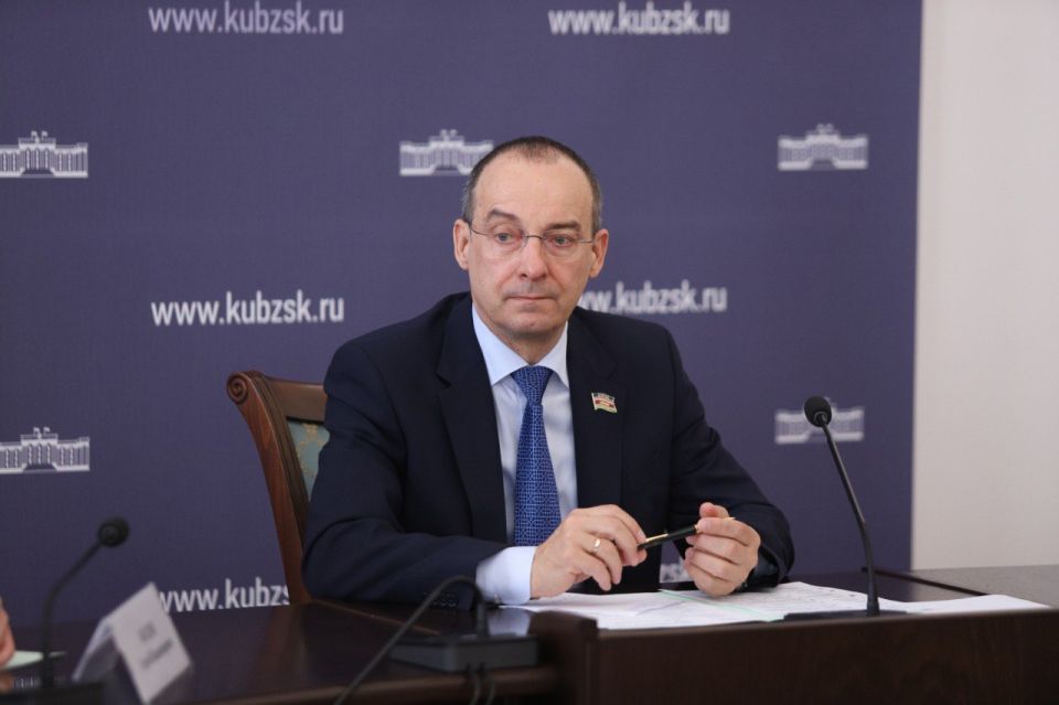 Председатель Законодательного Собрания Юрий Бурлачко провел заседание рабочей группы краевого парламента о мерах поддержки участников специальной военной операции и членов их семей