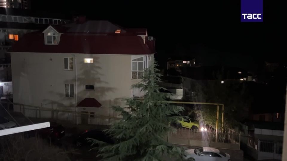 Обстановка в Сочи, подвергшемся продолжительной атаке БПЛА, спокойная, передает корреспондент ТАСС