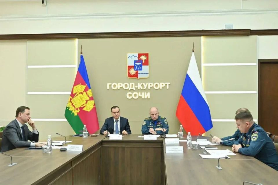 В Сочи министр МЧС России Александр Куренков и губернатор Краснодарского края Вениамин Кондратьев обсудили подготовку к прохождению в регионе паводкоопасного периода