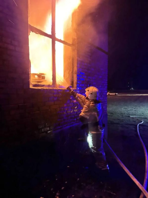 Консервный завод вспыхнул в станице Новомышастовской