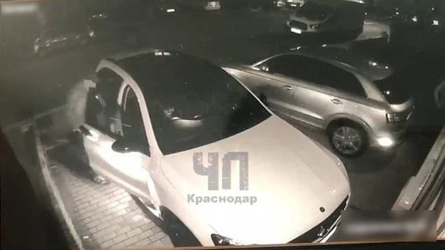 В Анапе автоледи вышла из машины у своего подъезда, а потом авто исчезло